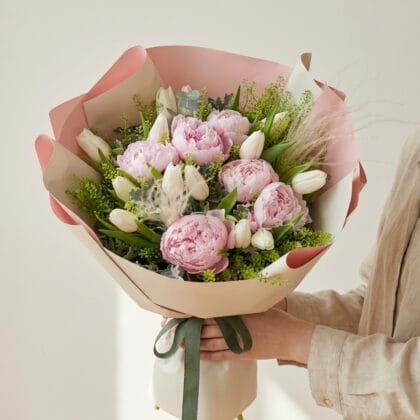 Garden Peony Şakayık ve Beyaz Lale Buketi
