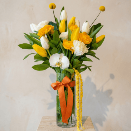 Golden Balance Vase – Sarı & Beyaz Premium Vazo Aranjmanı