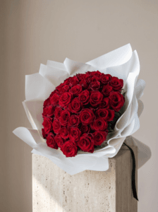 Crimson Ivory Bouquet – 50 Adet Kırmızı Ekvator Gül Buketi - Les Fleurs