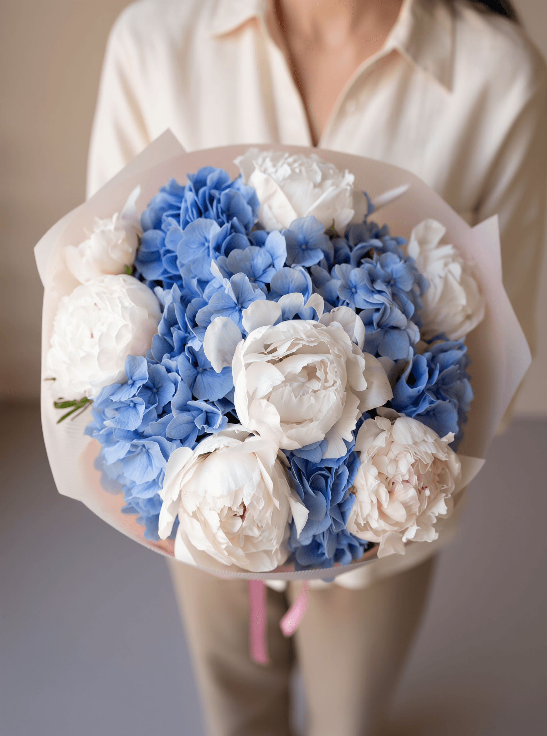 Blue Whisper Bouquet – Mavi Ortanca & Beyaz Şakayık Premium Buket 2 Blue Whisper Bouquet – Mavi Ortanca & Beyaz Şakayık Premium Buket - Görsel 2