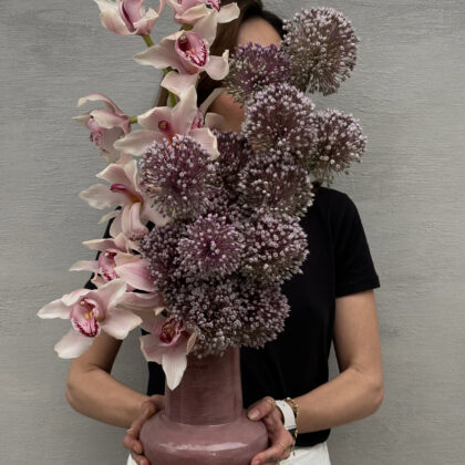 Rosé Allure–Cymbidium Orkide & Allium Seramik Vazo Aranjmanı
