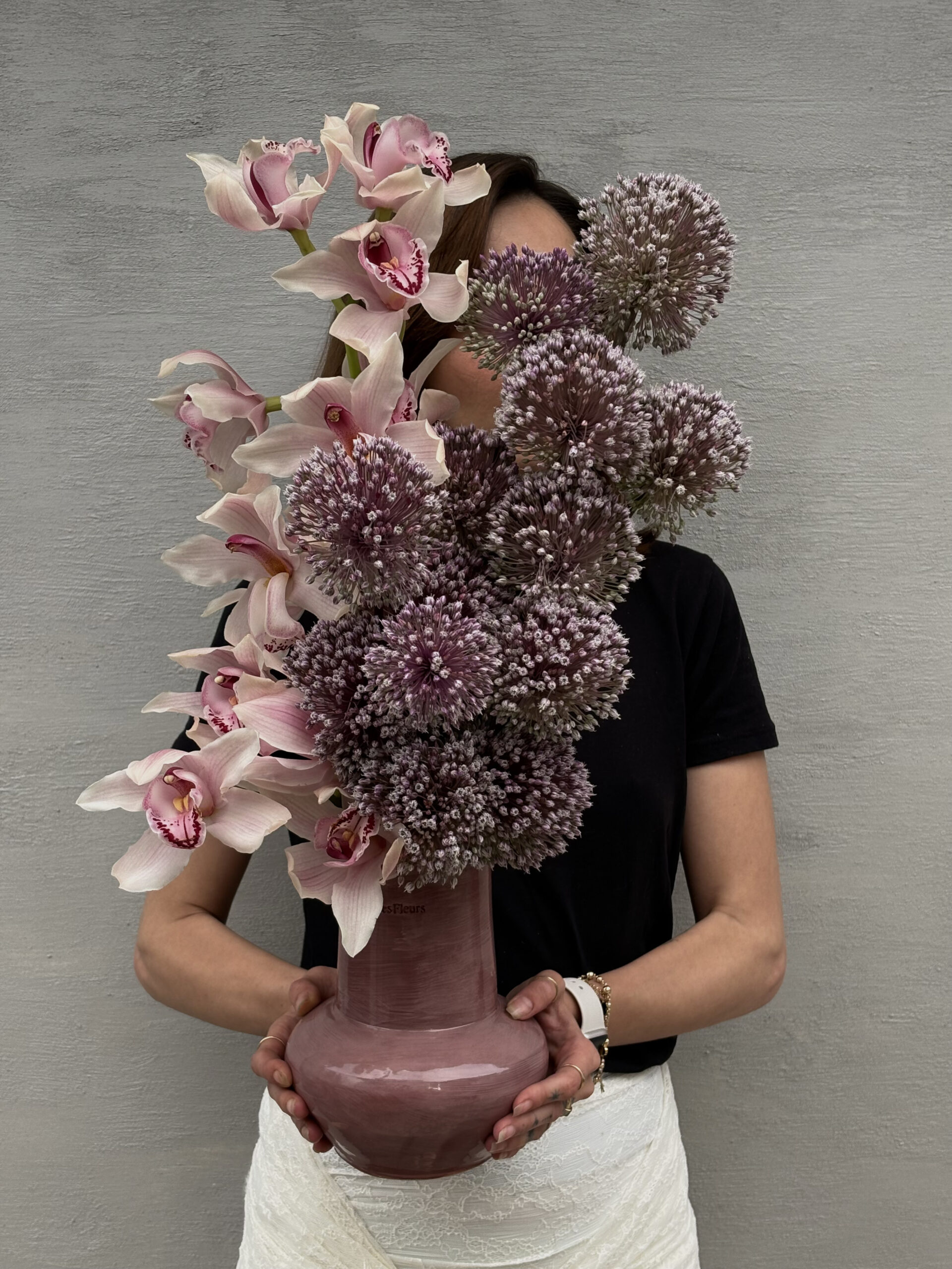 Rosé Allure–Cymbidium Orkide & Allium Seramik Vazo Aranjmanı 1 Rosé Allure–Cymbidium Orkide & Allium Seramik Vazo Aranjmanı