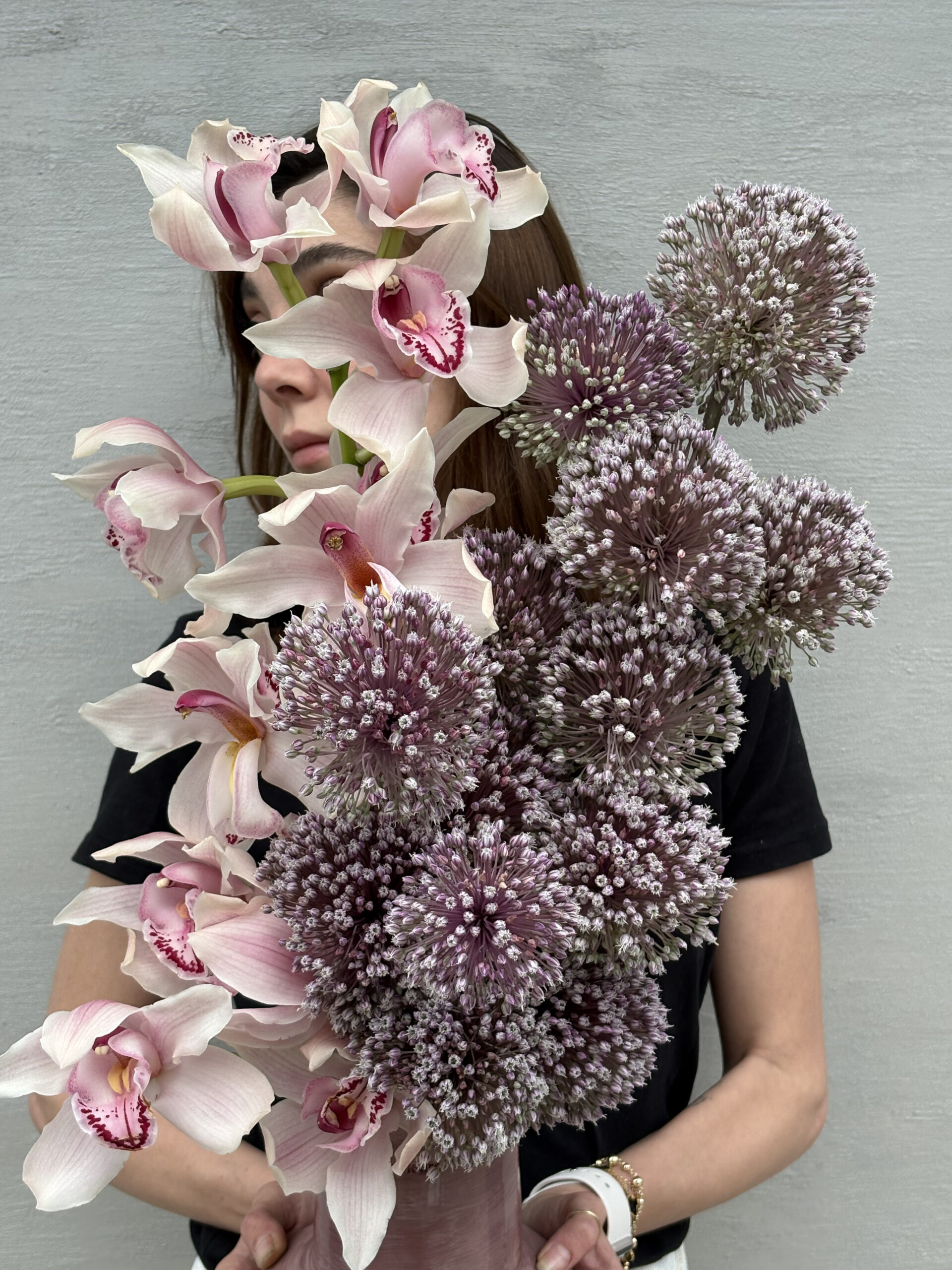 Rosé Allure–Cymbidium Orkide & Allium Seramik Vazo Aranjmanı 4 Rosé Allure–Cymbidium Orkide & Allium Seramik Vazo Aranjmanı - Görsel 4